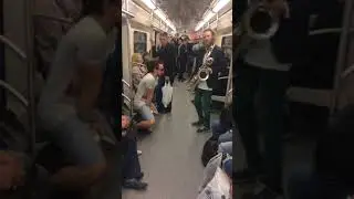 Музыканты в метро. Красиво.