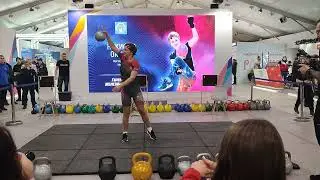 Оксана Никифор. жонглировпние на выставке Россия, ВДНХ, 2024
