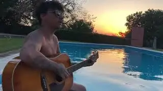 Ultimo canta CASCARE NEI TUOI OCCHI (Ultimo). Chitarra