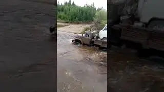 ОТЧАЯННЫЙ хлопец из Багдарина  нырнул в ледяную горную реку на зил 131