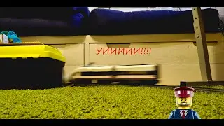 Лего поезд едет по дороге с тунелем