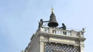 Бьют часы на башне в Венеции.Через минуту после правильного времени бьет старый..