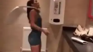 Что делают девушки все это время в туалете