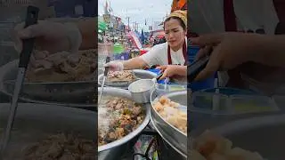 Lady sells spicy soup in 5 stoves all by herself, very good in Thailand. #thaistreetfood #foodie