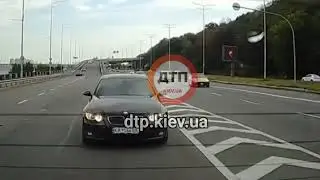 Момент ДТП аварія в Києві на набережній біля мосту метро: звичайний водій підвів красивих