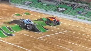 Monster Jam World Tour 2022 - Megalodon vs El toro loco - AAMI Stadium, Melbourne 01/10/22