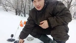 Зимняя рыбалка на малой реке.