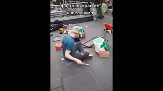 Смотрел как завороженный на него Просто талант парень