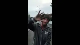 Бомж поет песню В.Цоя... не плохо в принципе поет