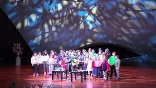 Ravello. Stash canta Italodisco, accompagnato da un coro di bambini
