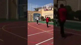 Parce qu'il y'a une vie après le pouvoir. Le président Dos Santos joue au baskett ball