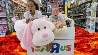 THE FLOOR IS LAVA CHALLENGE AT TOYS R US