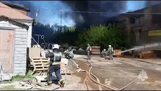 В Твери горит склад стройматериалов