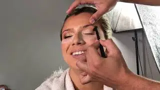 Maquiando uma noiva