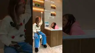 Кристина за мной подглядывала и получила ершиком от туалета по голове 🤣 