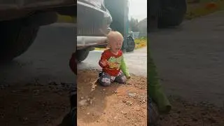Малышик под машиной😱😱😱 