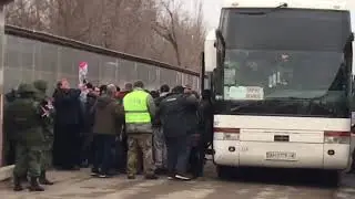 Освобожденные выходят из автобуса