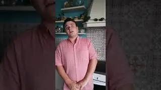 Степан жарит креветки на сковороде на сливочным масле и чесноком