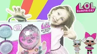 Милана играет в фабрику LOL, раскрашивает куклу. Распаковка LOL