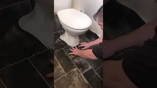 Installing Vinyl around a toilet ✅