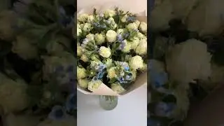 Садовые белые розы с полевыми цветами #shorts