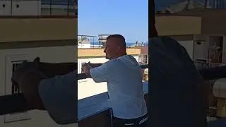 Жена снимает меня для клипа