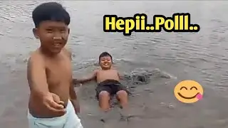Mandi dan Berendam Setelah Lomba Lari Di Sawah Berlumpur