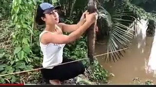 Cewek sexy mancing mengunakan umpan ULAR