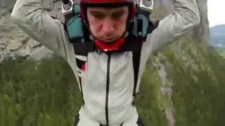 Парень прыгнул с парошутом и в воздухе ел Банан:D