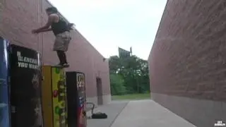 Un abruti veut réussir son backflip