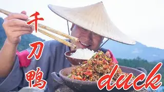 Can ducks eat like this? Stir-fry with the chili after chopped，It's so delicious