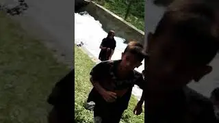 Lagi asyik mandi di kali,anak kecil terjun membuat orang pada panik..😢
