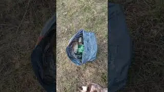 Очищаю берег от мусора .