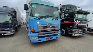 Японский грузовик Hino - бабочка