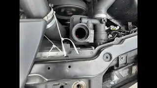 Струйка антифриза в бачке BMW (как должно быть!)ровная без пузырьков. Термостат открыт -струйки нет!