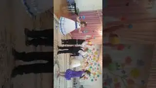Дети танцуют на выпускном в детском саду