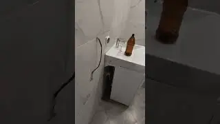 Overview of the sink above the washing machine
