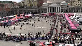 Il Giro d`Italia in una Napoli da record