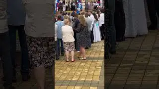 Выпускница очень красиво спела ,на последнем звонке .