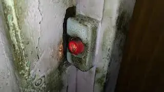 (Раритет) Лифт с автоматическими дверьми 1960-х годов выпуска.