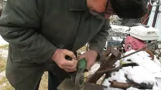 Делаем картофелесажалку вырезаем круг чтоб можно было вращать сошник и загребалку борозд.