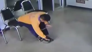 Il se fait attaquer par un serpent aux urgences mais gère la situation...