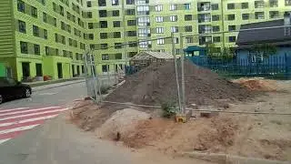 Сельский дом среди каменных джунглей