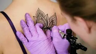 Flor de mandala | tatuaje de espalda para mujer