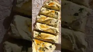 Whipped brie garlic bread 🥖