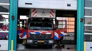 PRIO1/A1 | Brandweer , Politie en Ambulances met spoed naar een reanimatie melding Houtribhaven