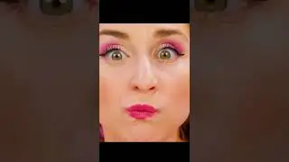 Девушка сделала башню из Орео.