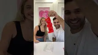 עומר ושלי אוכלים דובון גומי ענקי 🤩🧸