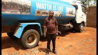 Water man: l’uomo che porta l’acqua agli animali della savana per salvarli dalla siccità