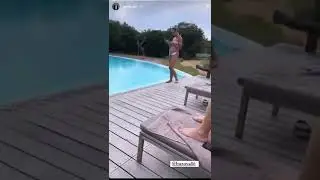 Помощник Бузовой показал ее в бикини